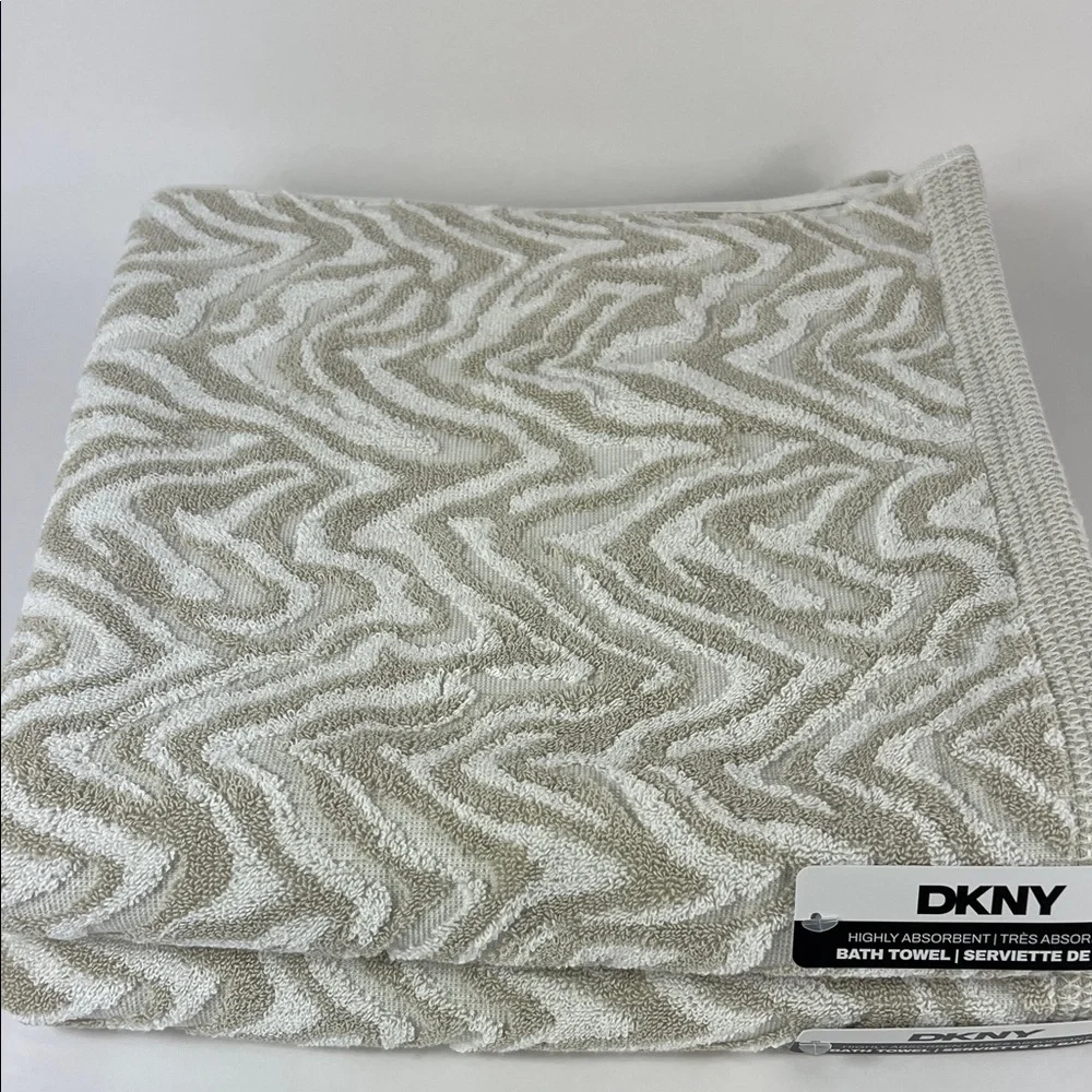 DKNY Bath Towels Textured Beige and White Pattern Absorbent Cotton 2 Pc Set NEW